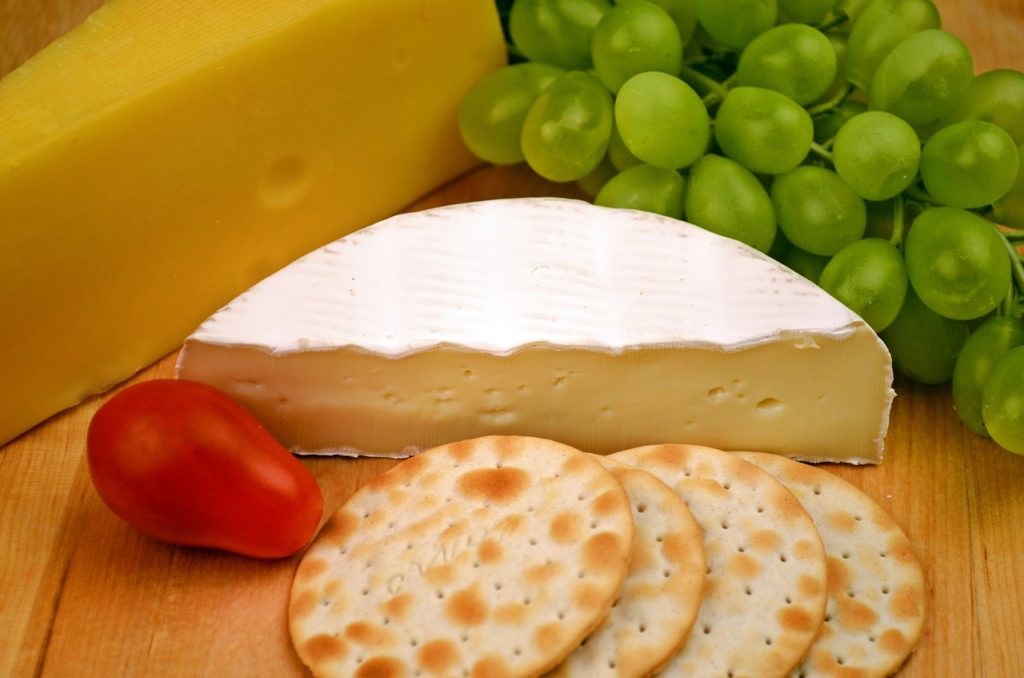 camembert-and-crackers